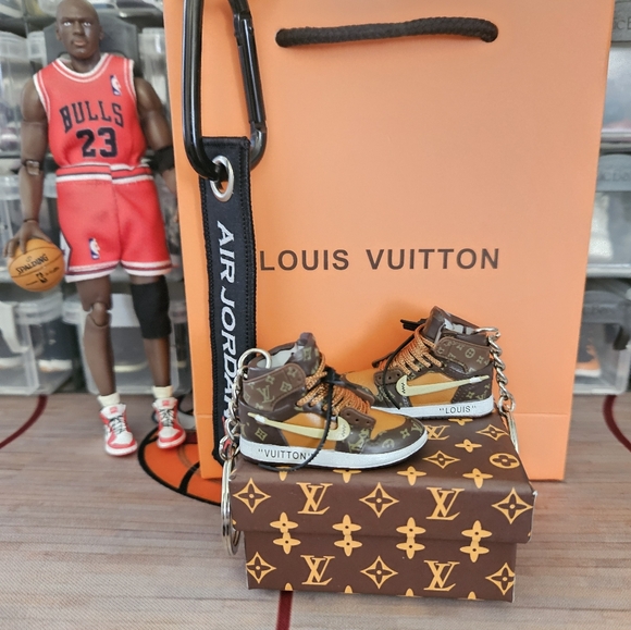 Nike Air Jordan LV pair of mini sneakers keychain. - Picture 7 of 8